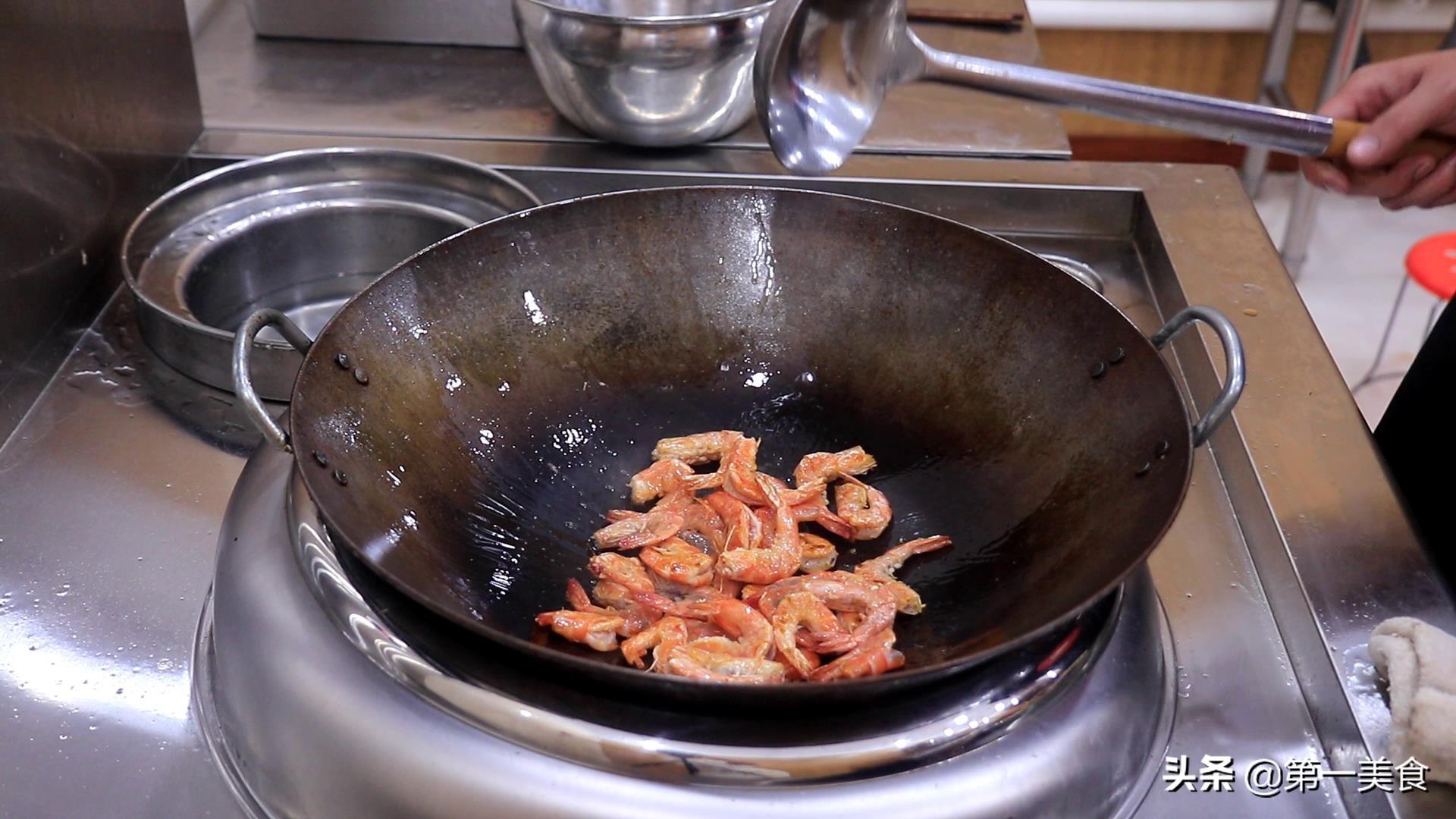 焖大虾油焖大虾 大厨做的油焖大虾，不腥又不苦鲜香又味美