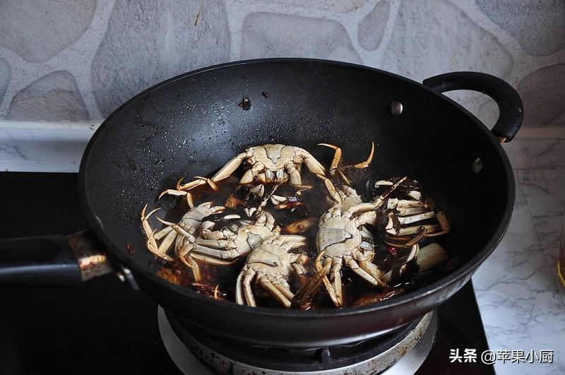 河蟹的做法，放点酱油焖一焖，比清蒸更入味