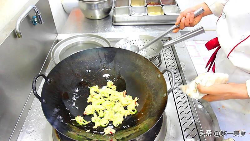 青椒炒鸡蛋的做法 ，质嫩爽口，简单美味，吃不厌的农家菜