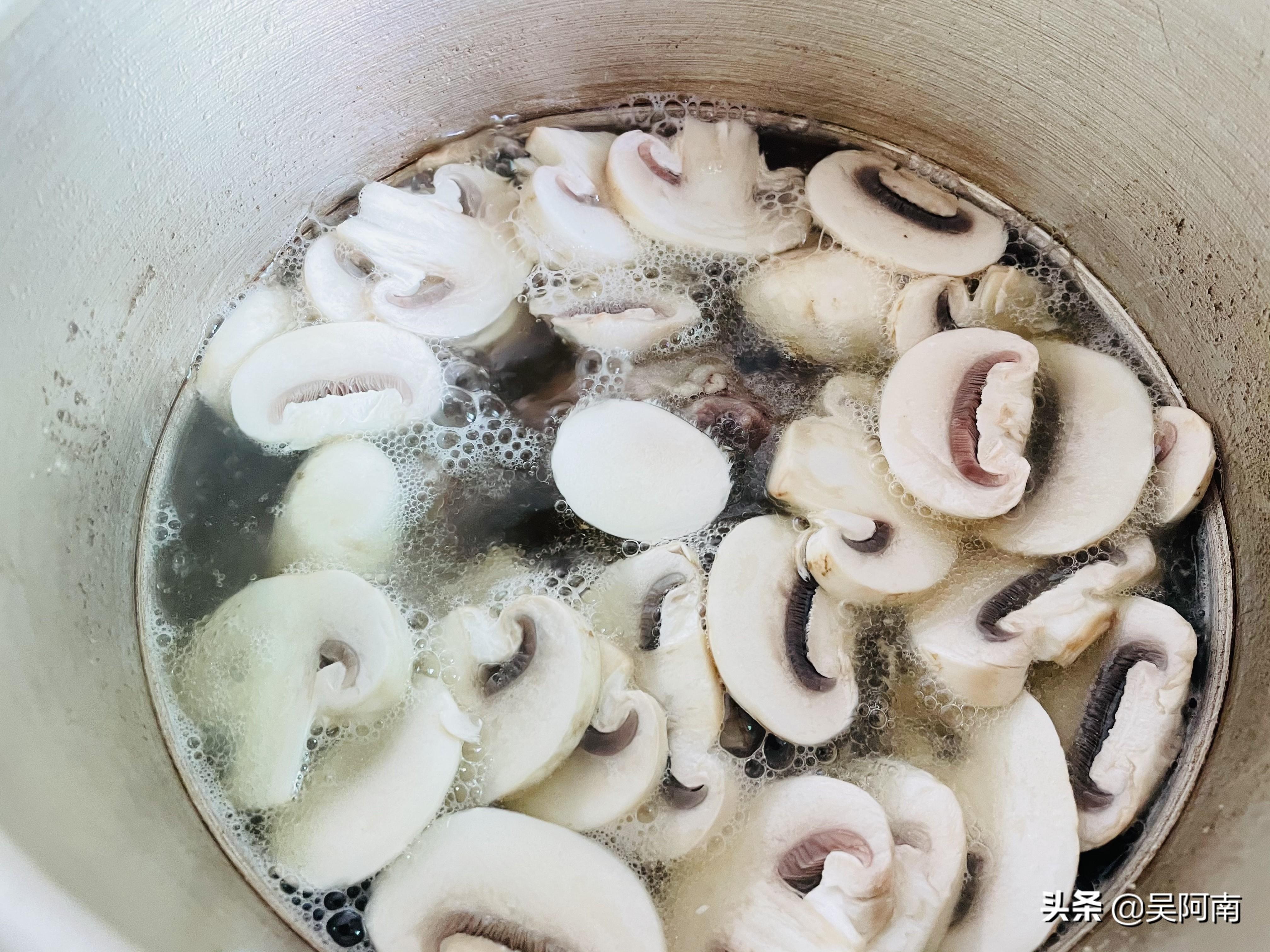 红蘑菇炖排骨的最佳做法 ，汤鲜味美营养丰盛，老少皆宜先收藏起来