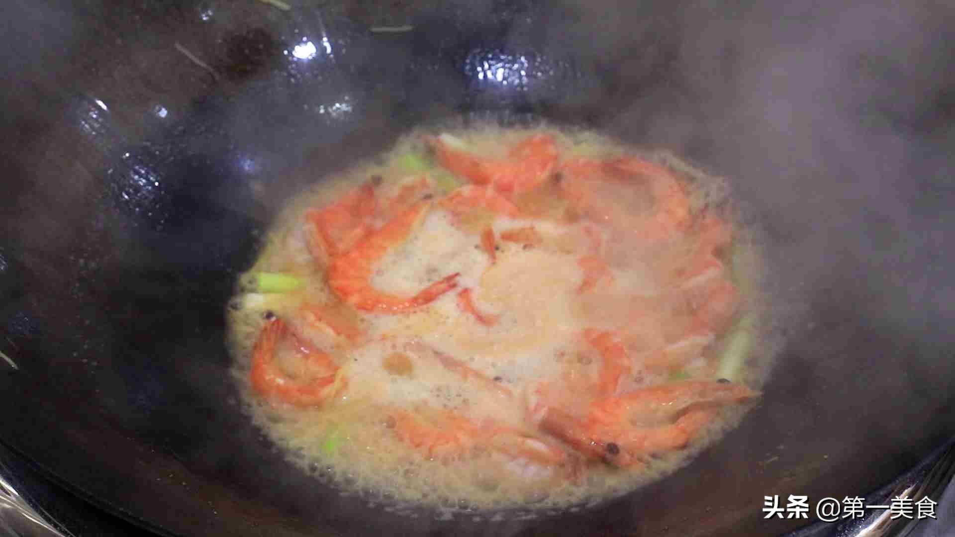 油焖大虾怎么做才好吃，没有复杂的调料，也能做的好吃