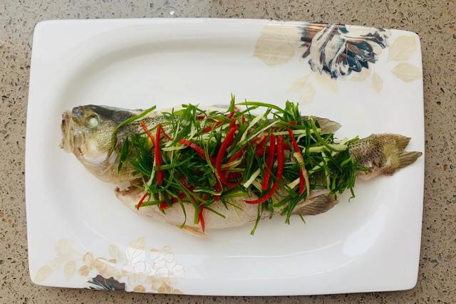 怎样清蒸鲈鱼好吃又简单？ 教你清蒸鲈鱼的做法，国宴大师就是这么做的，简单又好吃