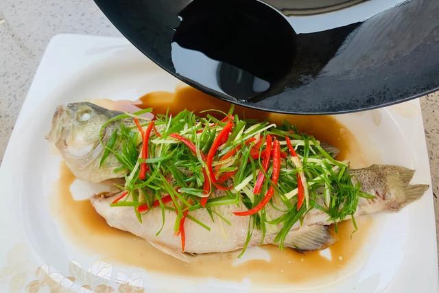怎样清蒸鲈鱼好吃又简单？ 教你清蒸鲈鱼的做法，国宴大师就是这么做的，简单又好吃