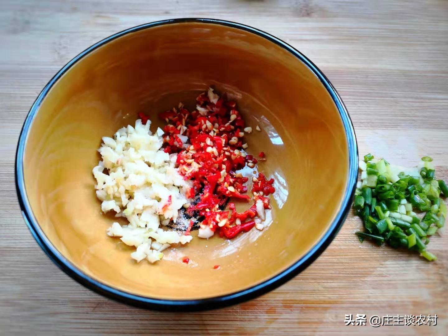 黄瓜拌皮蛋的家常做法 ，一碗料汁就够了.