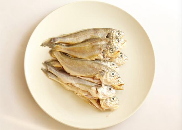 炸黄花鱼的做法好吃到连鱼刺也想吃了，太香了！