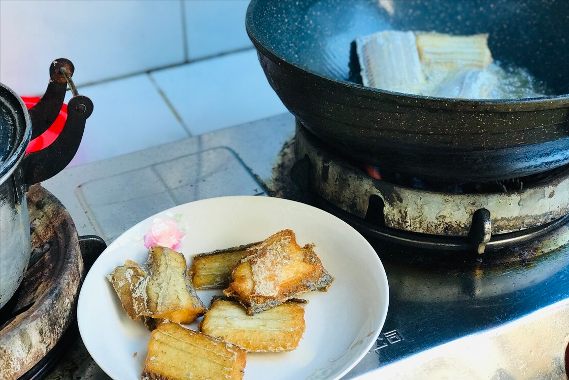 炸带鱼的家常做法 炸带鱼，挂浆面糊很关键，大厨教你一招，外酥里嫩，不腥不回软