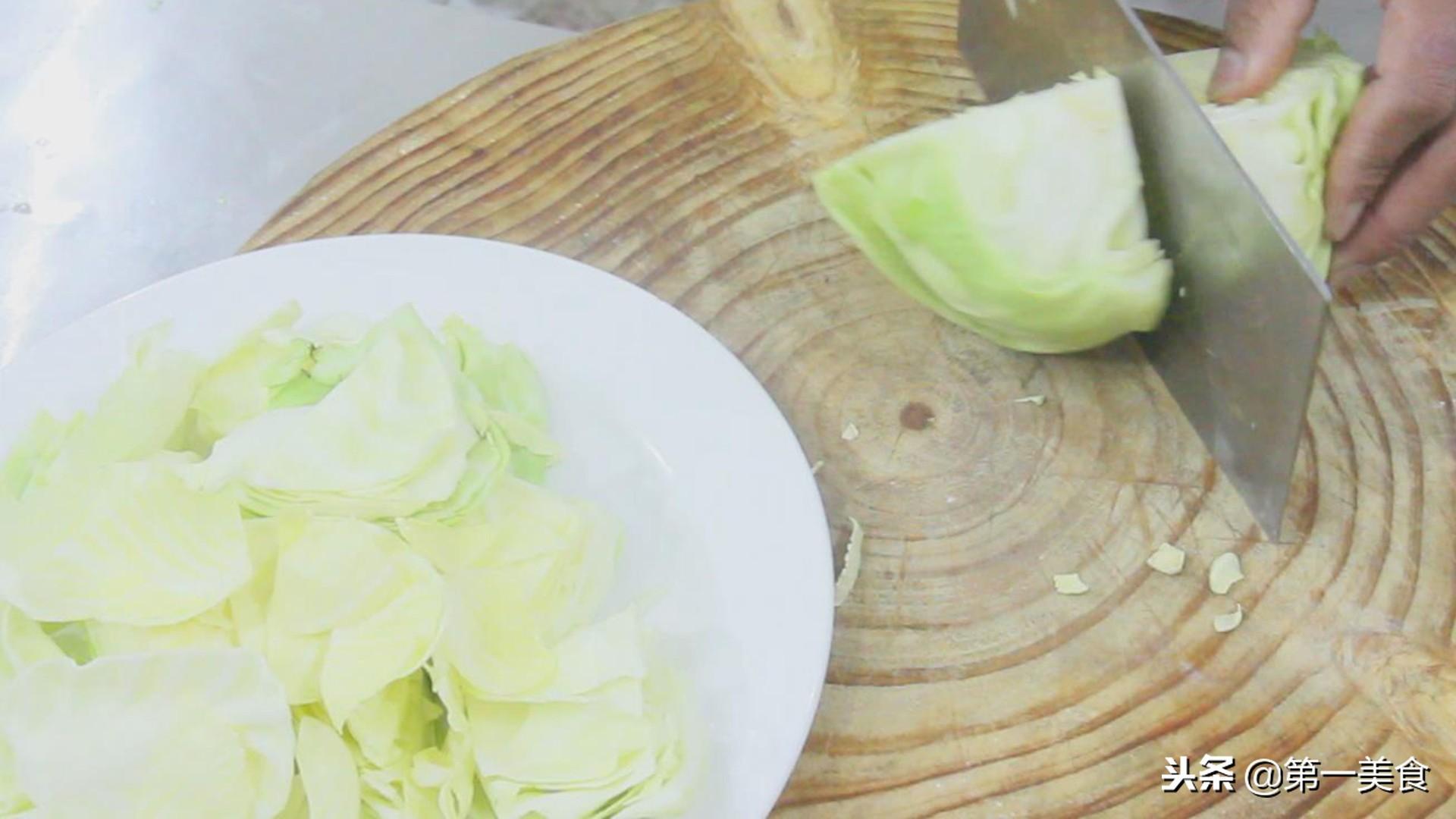 圆白菜怎么做好吃又简单，分享做法，香辣清脆下饭快
