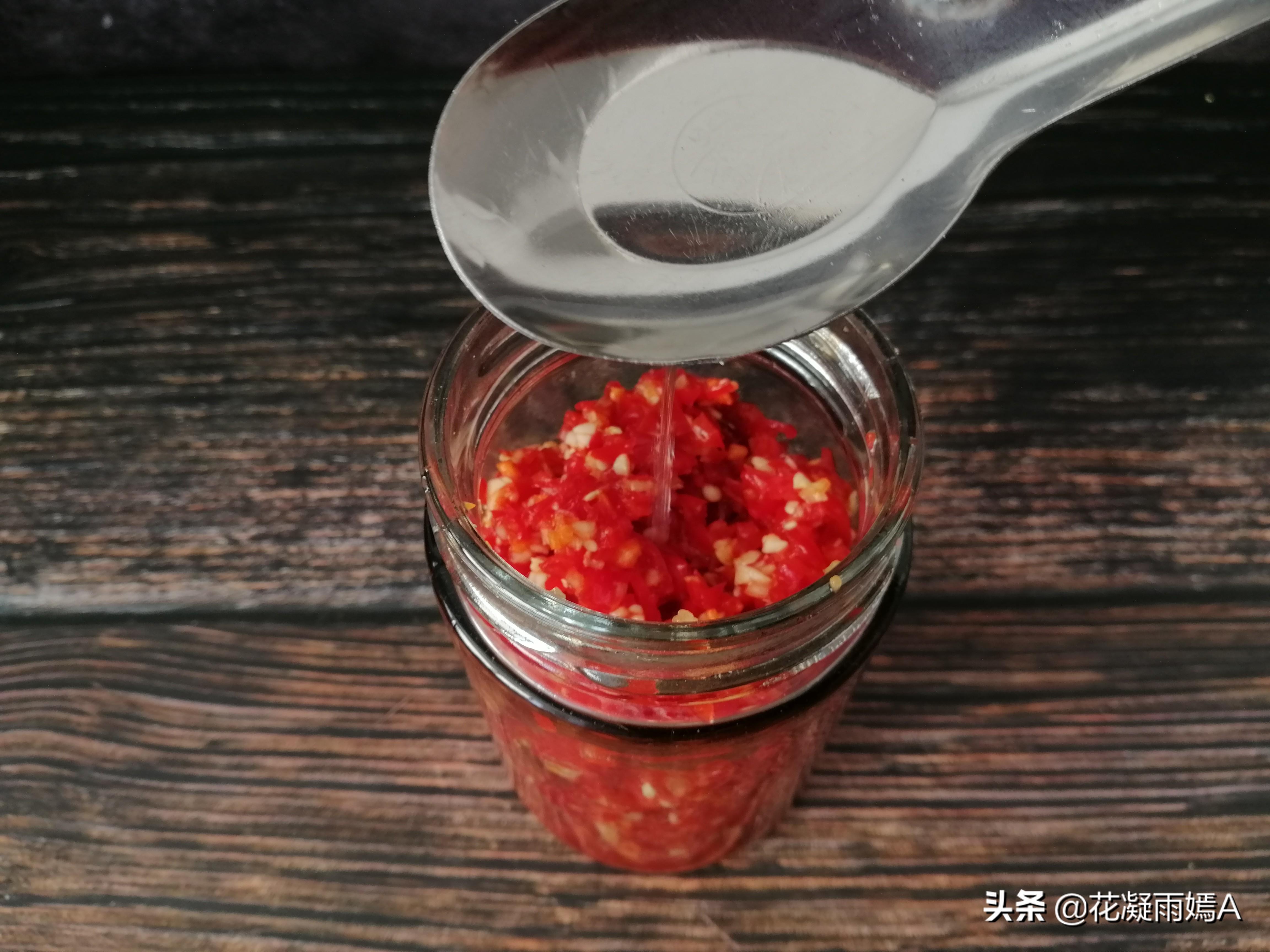 剁辣椒的正宗做法 跟着湖南朋友学，正宗剁辣椒的做法，放一年都不坏，因为加了它