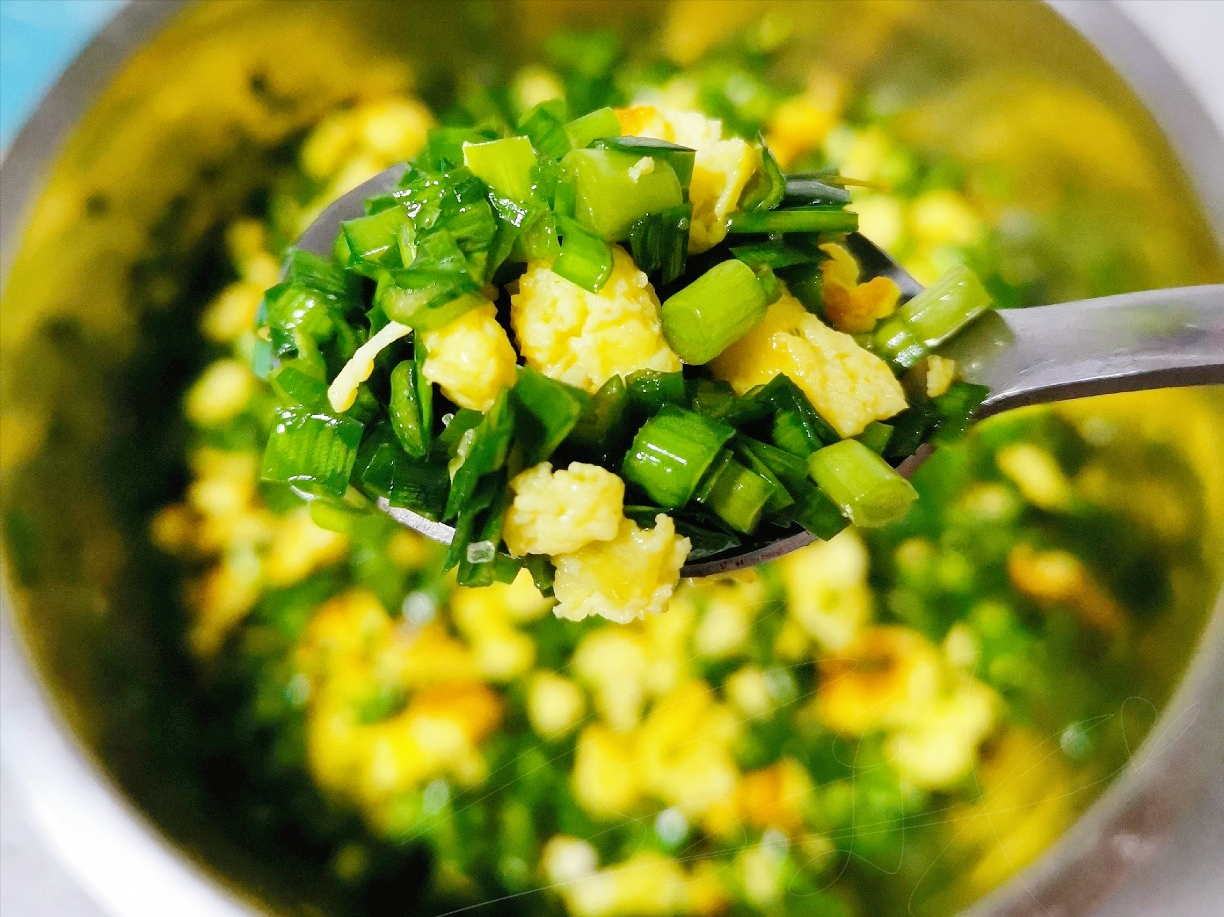 韭菜盒子怎么做好吃简单 原来和面有技巧，做对了外酥里嫩，韭香美味