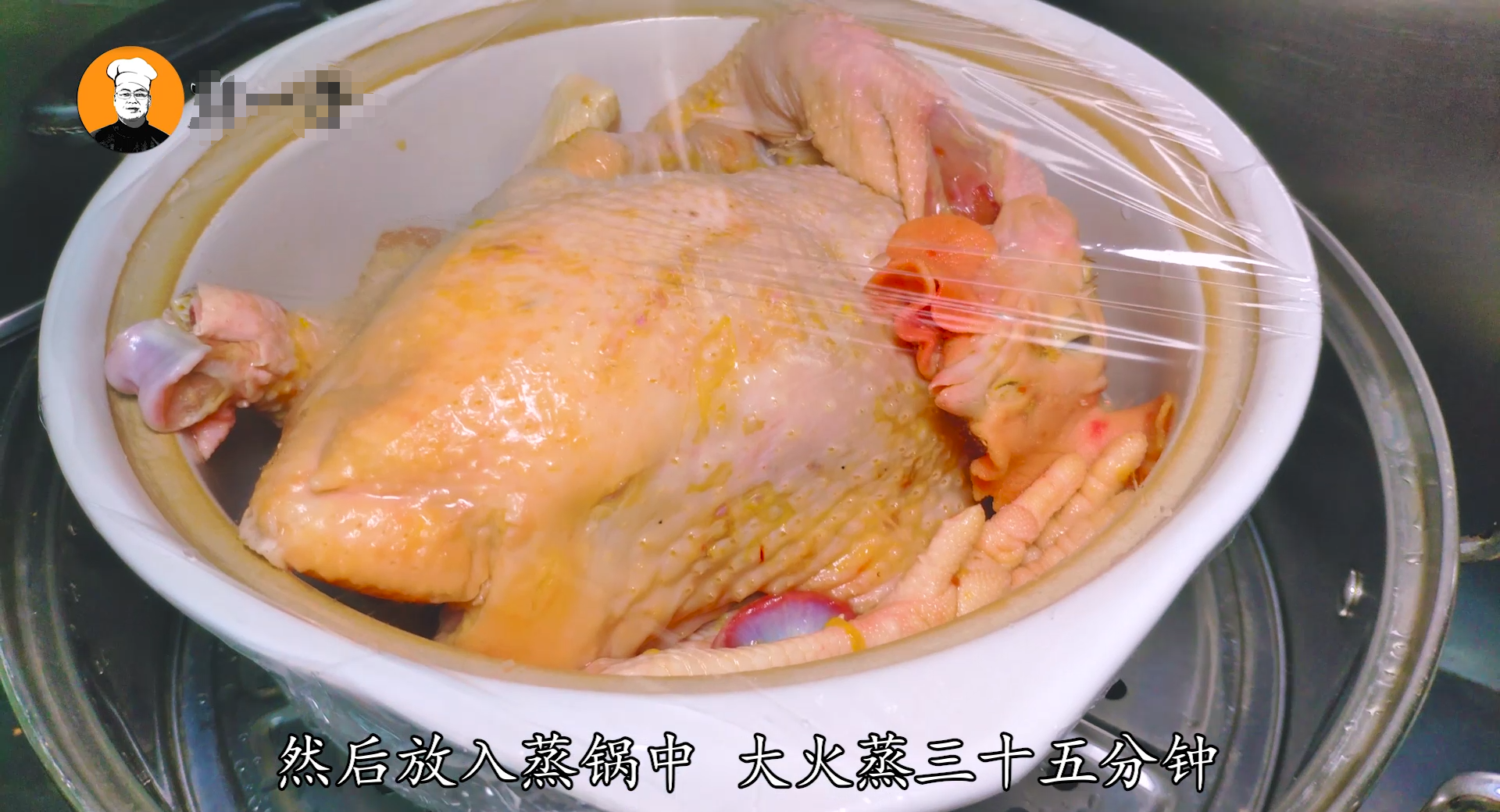广东菜“隔水蒸鸡”的做法，皮脆肉香不油腻，比白切鸡还好吃