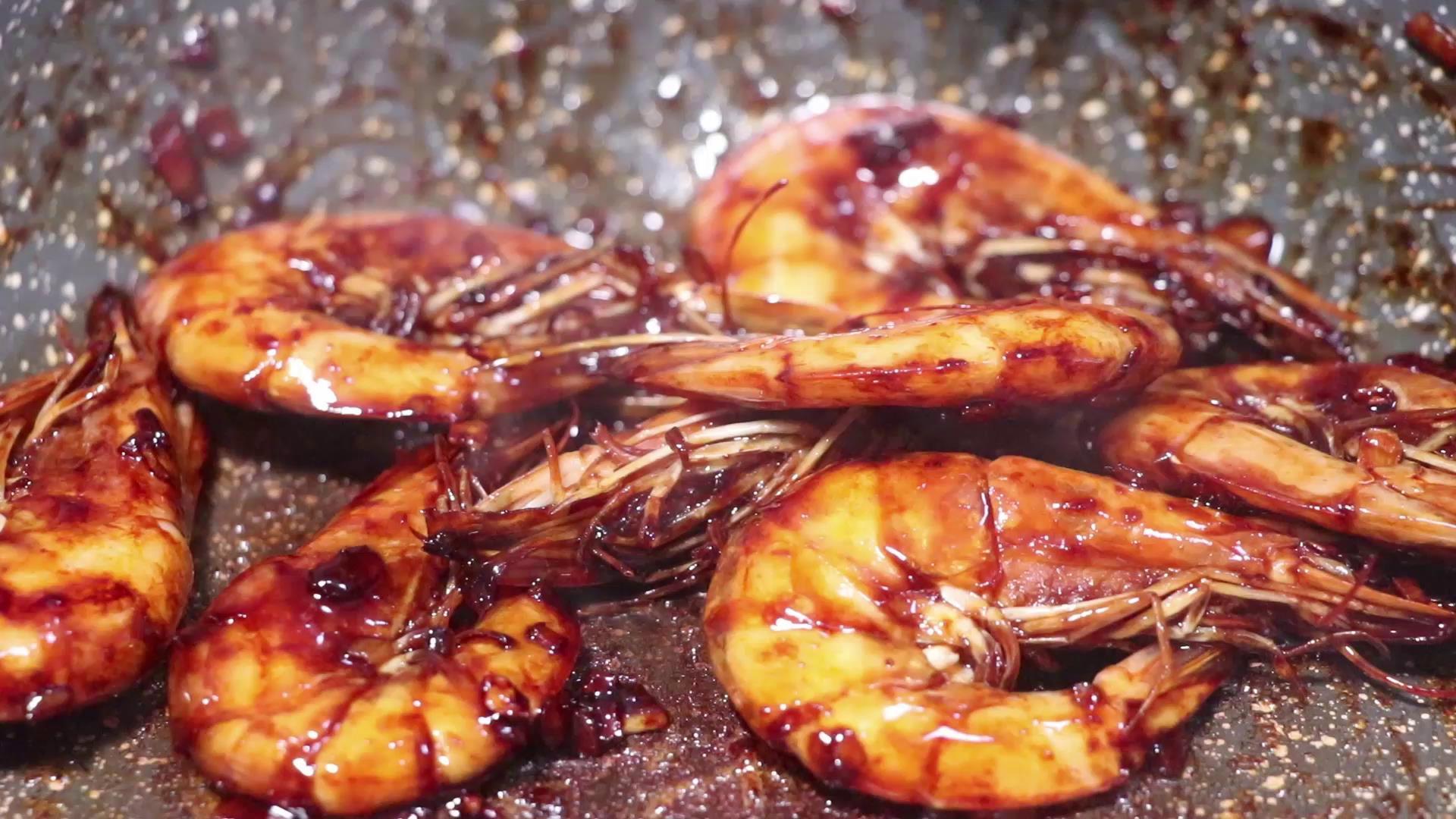 教你做一道“油焖大虾”，做法简单，色泽金黄，一盘不够吃