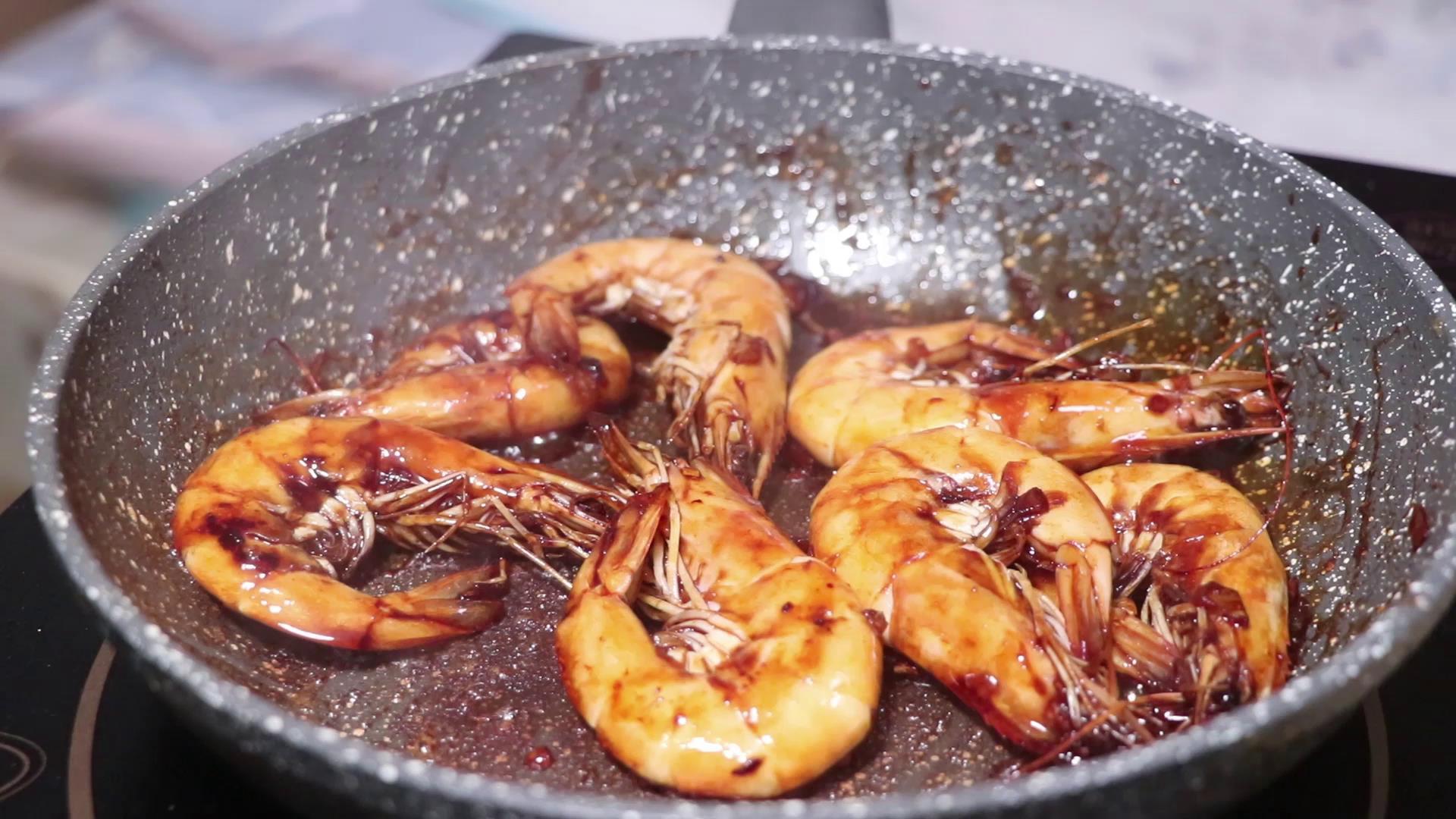 教你做一道“油焖大虾”，做法简单，色泽金黄，一盘不够吃