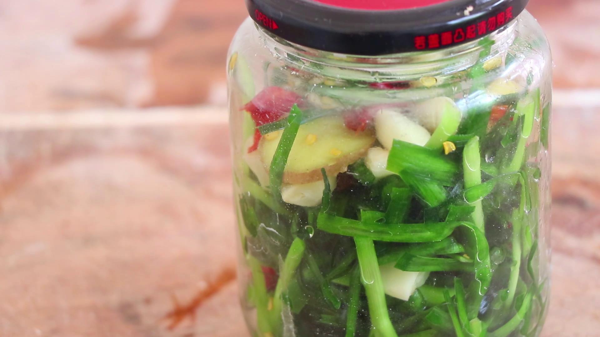 腌制韭菜的做法大全 ，又脆又绿，2天就能吃，配方步骤详细讲解