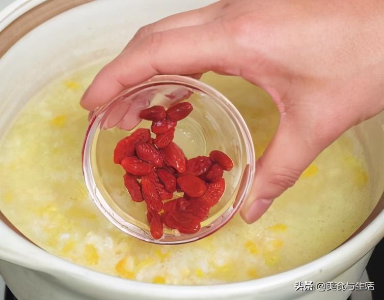 煮玉米粥的正确做法 ，香浓顺滑，口感丰富，挑食的孩子都能喝两碗
