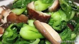 香菇炒青菜的家常做法 ，清淡可口，营养丰富，好吃又下饭