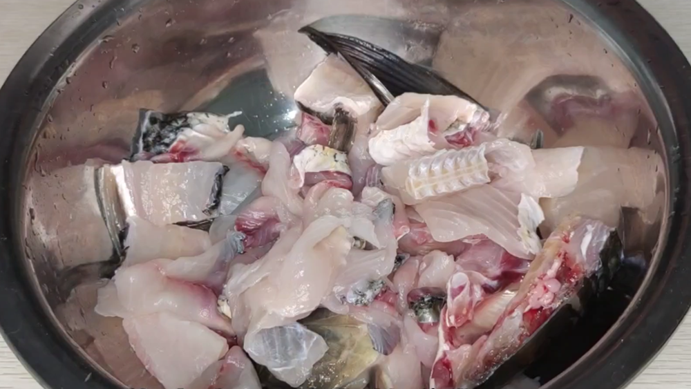 家庭版四川口水鱼做法，鱼肉滑嫩，麻辣鲜香，吃上一次就念念不忘