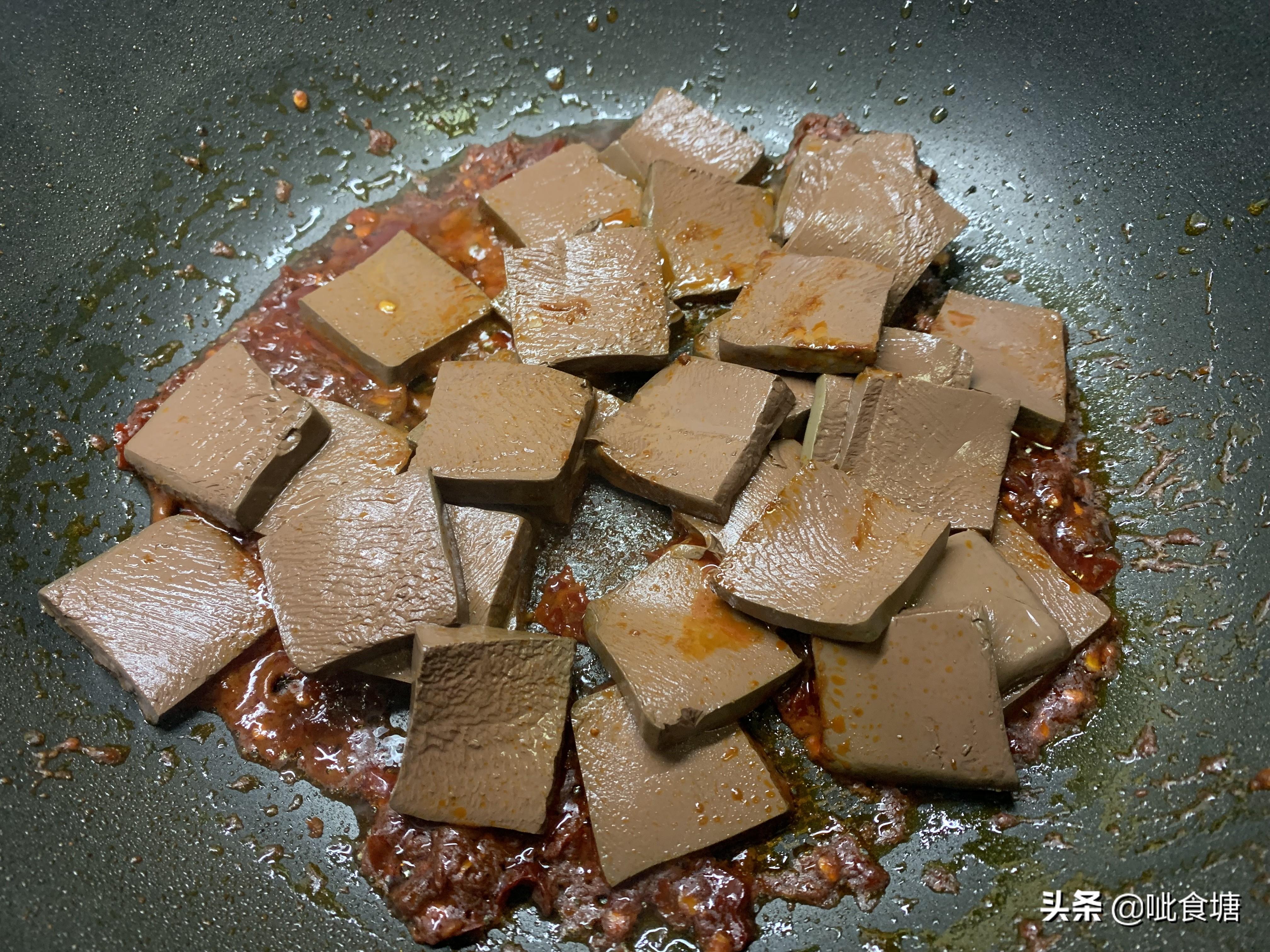 辣椒炒羊血的家常做法  ，味道鲜美做法简单，3分钟看完就会做