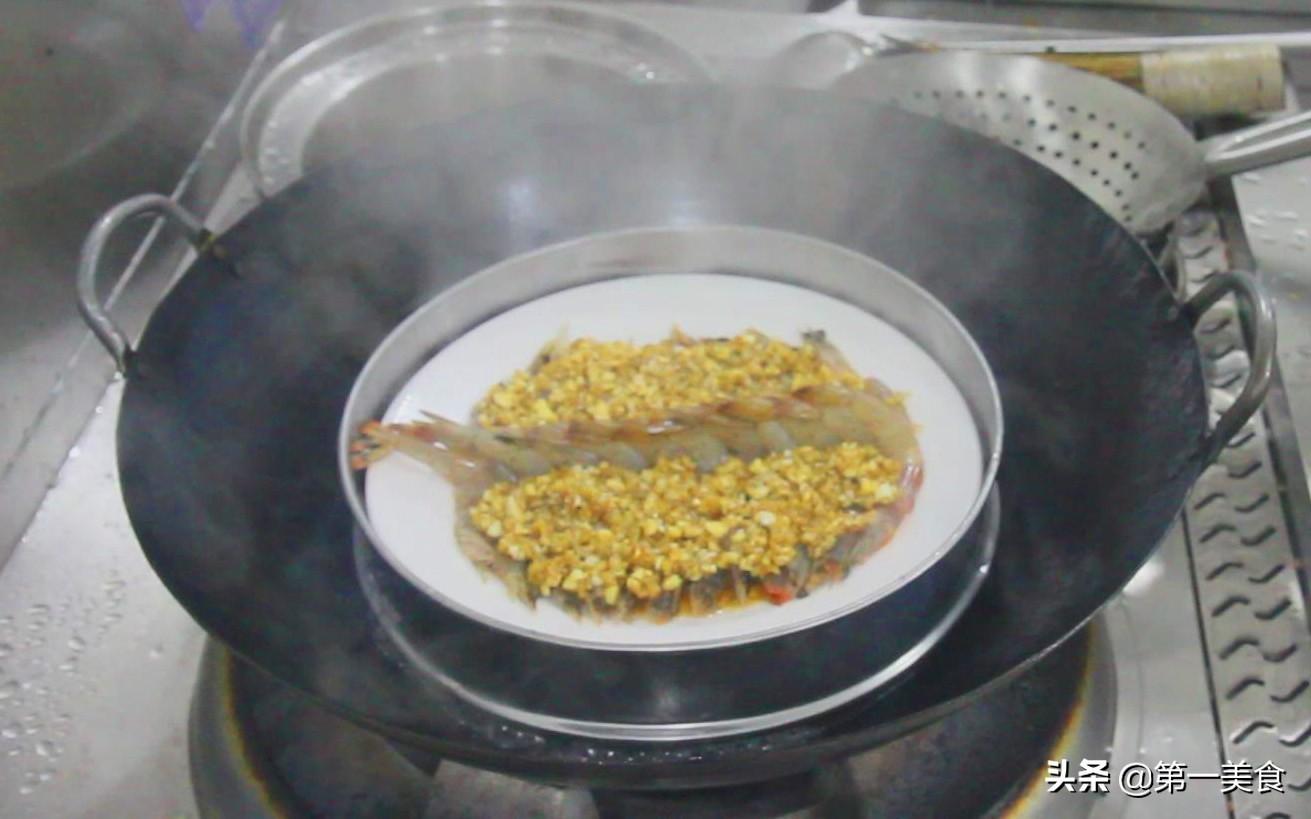 蒸大虾怎么做好吃 ？大虾试试这做法，用蒜末蒸一蒸，鲜嫩多汁又入味