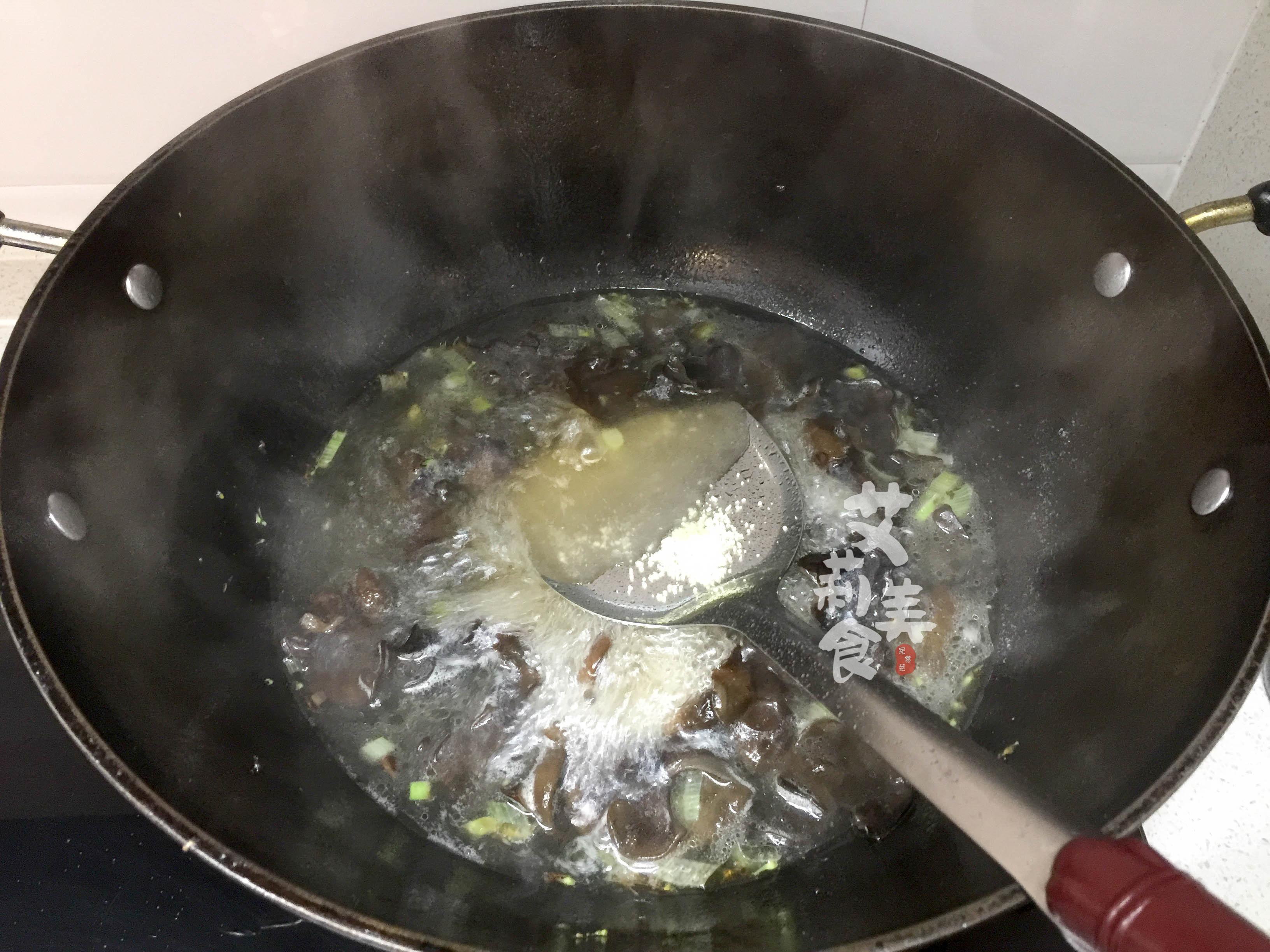 木耳鸡蛋汤的做法步骤  ，很多人都做错了，学会这个小窍门，蛋花漂亮汤又美味