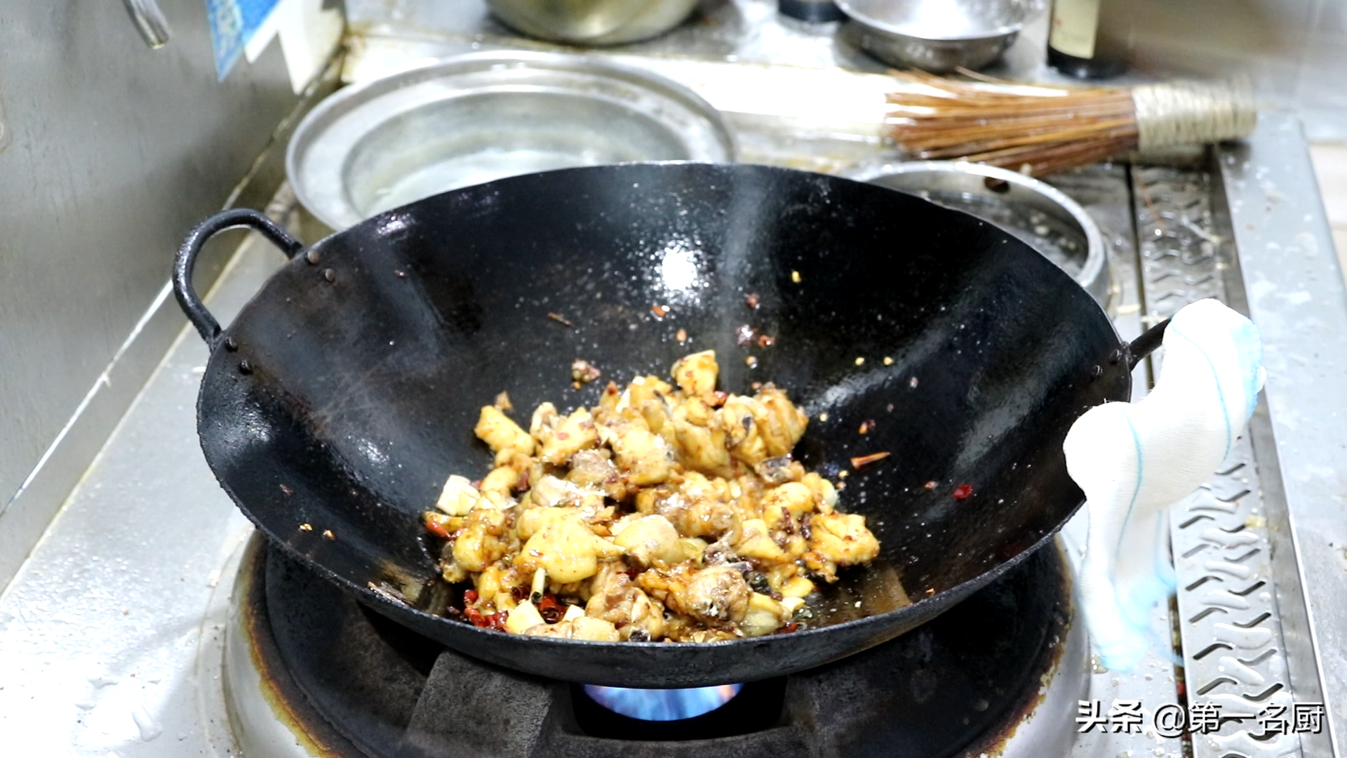 四川麻辣干锅鸡的做法 ，肉质软烂不腥不柴，越吃越过瘾