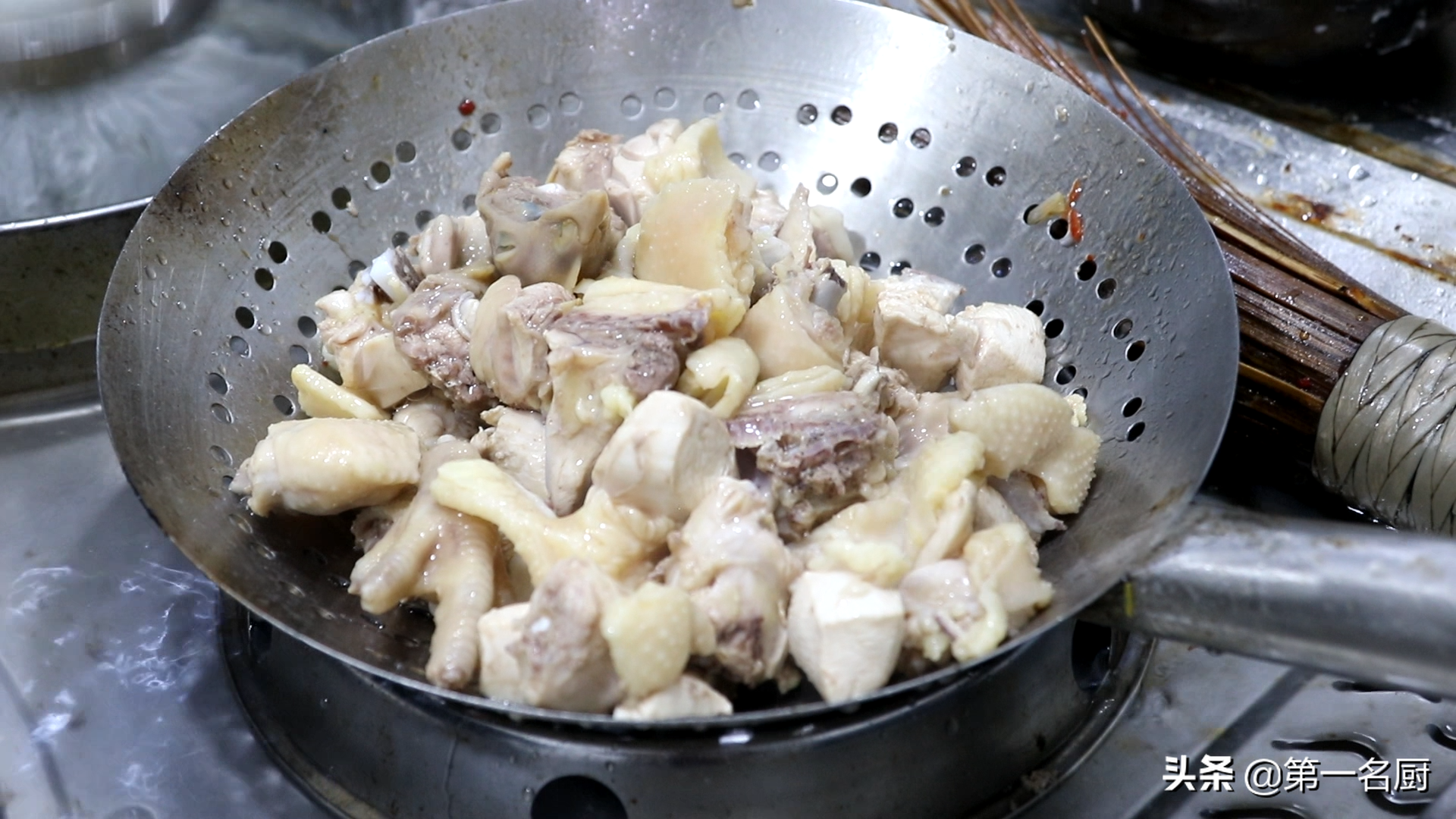 四川麻辣干锅鸡的做法 ，肉质软烂不腥不柴，越吃越过瘾