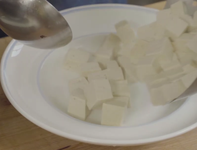 教你这样做油泼豆腐，做法简单，几分钟就能完成，油温控制是关键