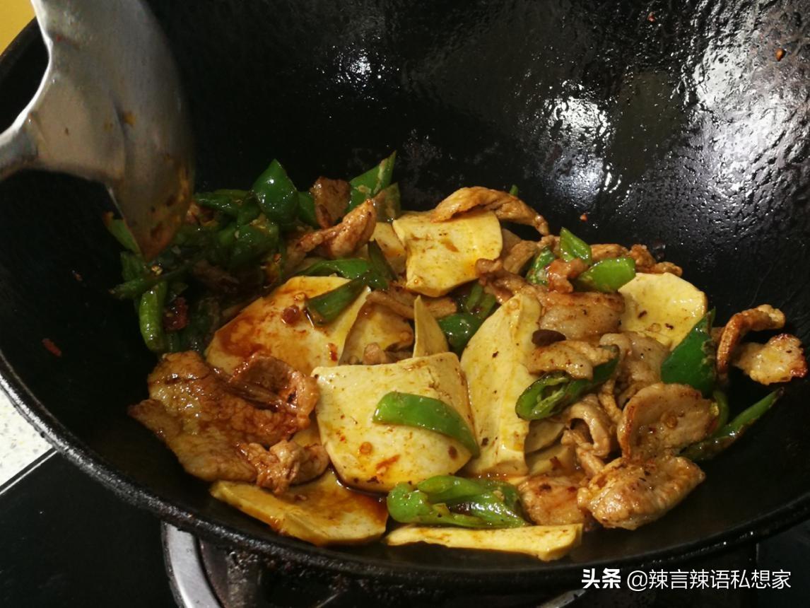 素鸡不要太素的做法，和肉片青椒同炒，营养丰富味道赞