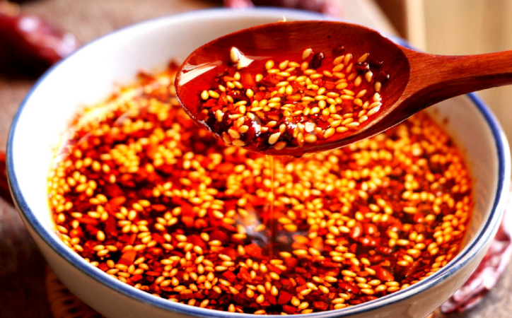 辣椒油怎么制作才正宗好吃？大厨分享详细做法，辣椒油又辣又香