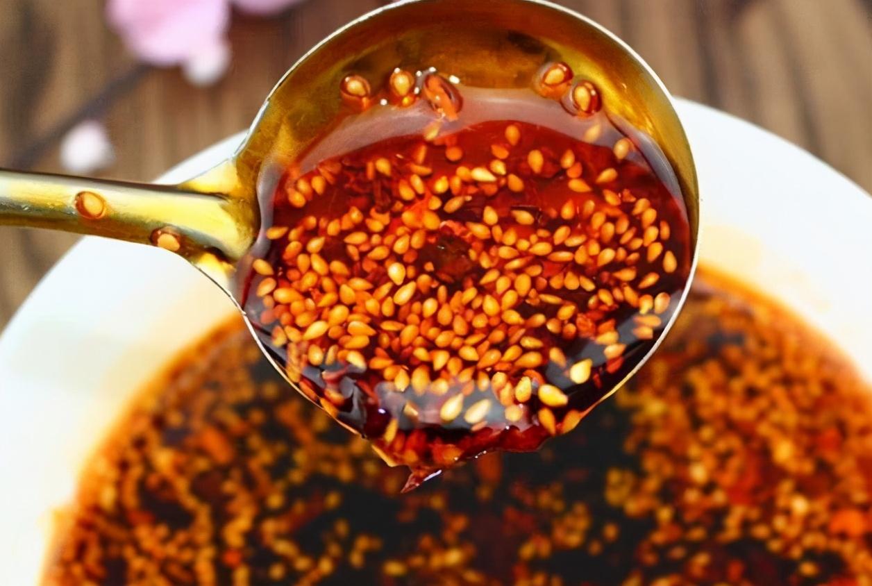 辣椒油怎么制作才正宗好吃？大厨分享详细做法，辣椒油又辣又香