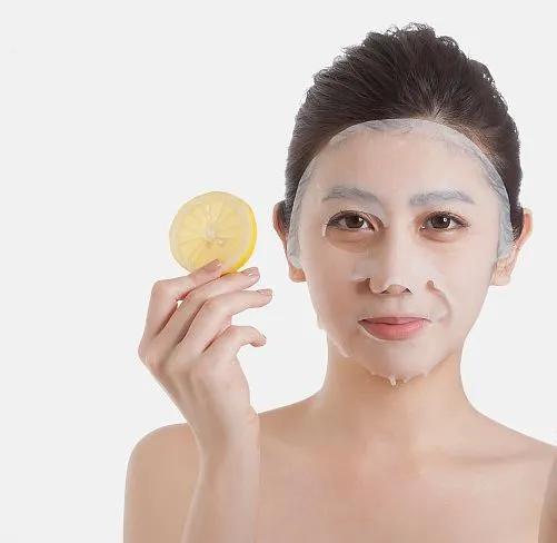 敷完面膜后的正确做法：是洗脸好还是不洗脸好？