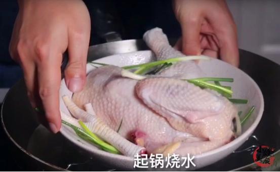 客家秘制“隔水蒸鸡”的做法，鸡肉嫩滑脆口，比广东白切鸡美味