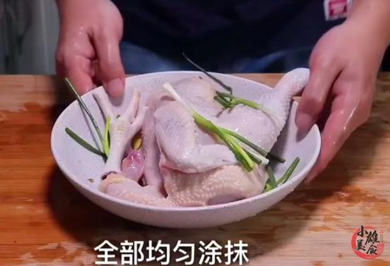 客家秘制“隔水蒸鸡”的做法，鸡肉嫩滑脆口，比广东白切鸡美味