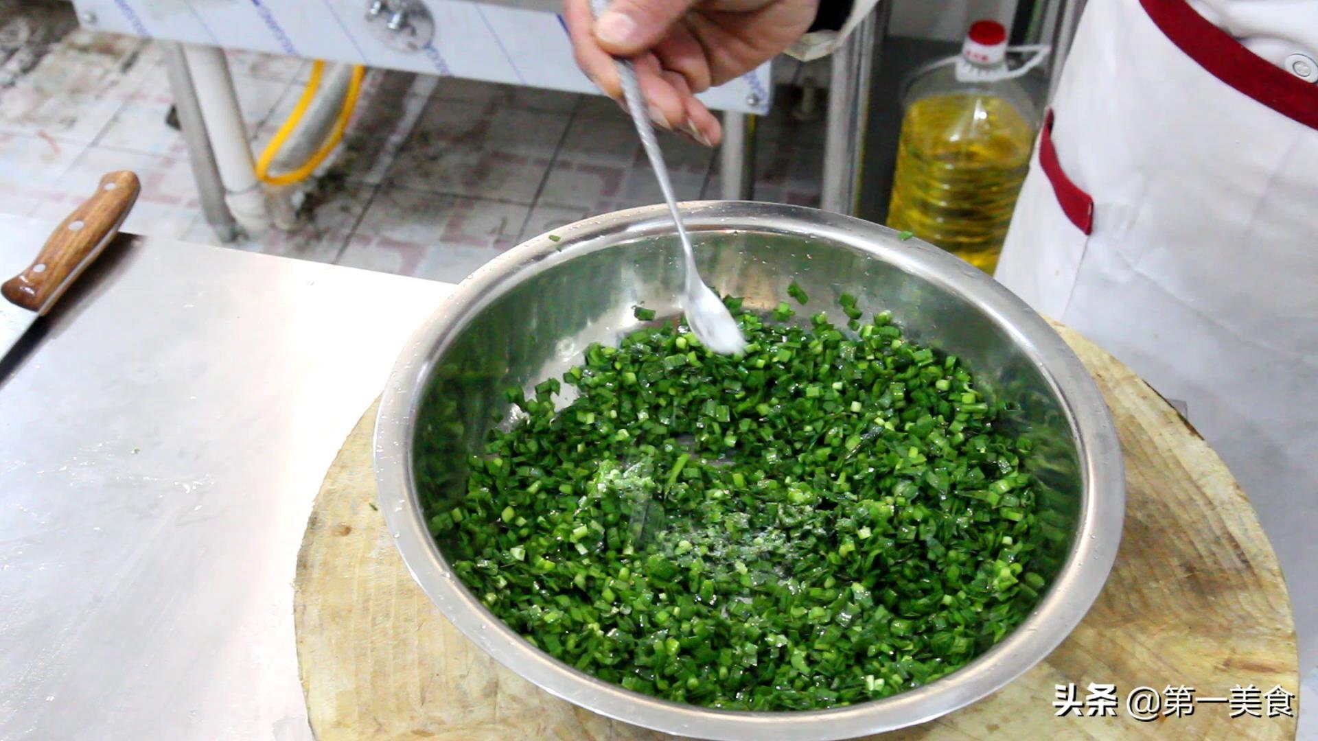 这才是韭菜丸子正确做法，不加一滴水，翠绿不变色，酥脆又松软