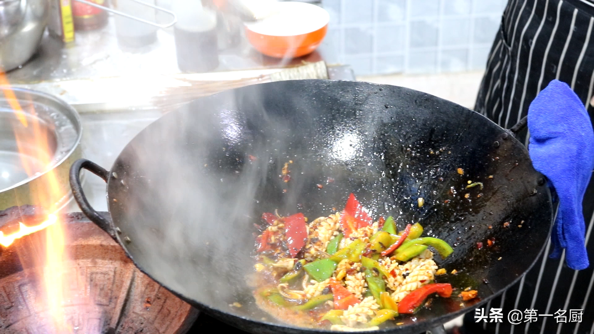 青椒炒鲜鱿鱼的家常做法 ，鲜香嫩滑，回味无穷