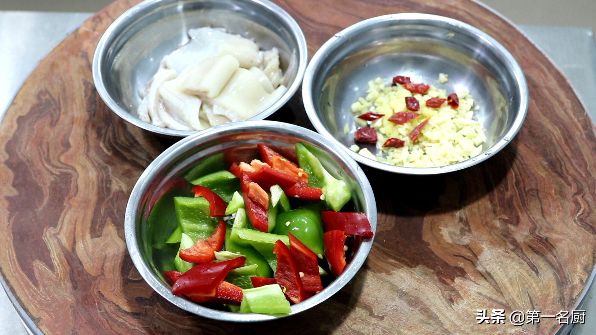 青椒炒鲜鱿鱼的家常做法 ，鲜香嫩滑，回味无穷