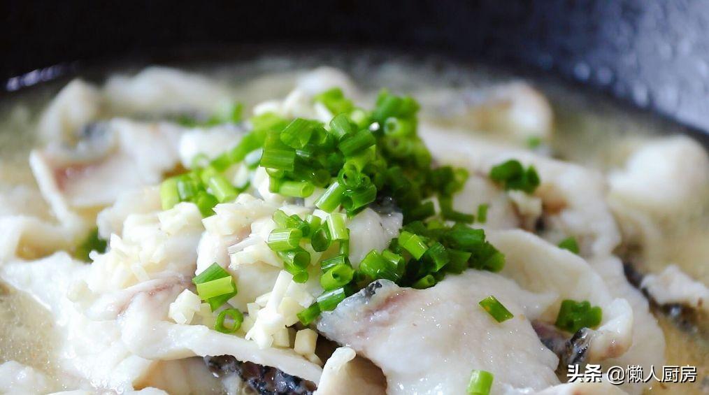 这是三鲜鱼片汤的做法，配上莴笋和蘑菇，汤鲜味美，比水煮鱼好吃