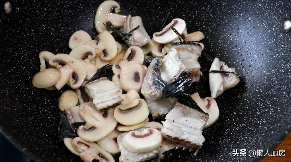 这是三鲜鱼片汤的做法，配上莴笋和蘑菇，汤鲜味美，比水煮鱼好吃