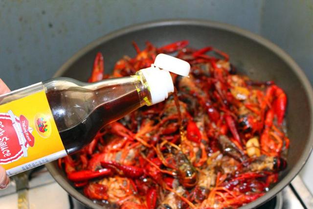 正宗水煮小龙虾做法，简单美味，配点啤酒来一顿简直是极品