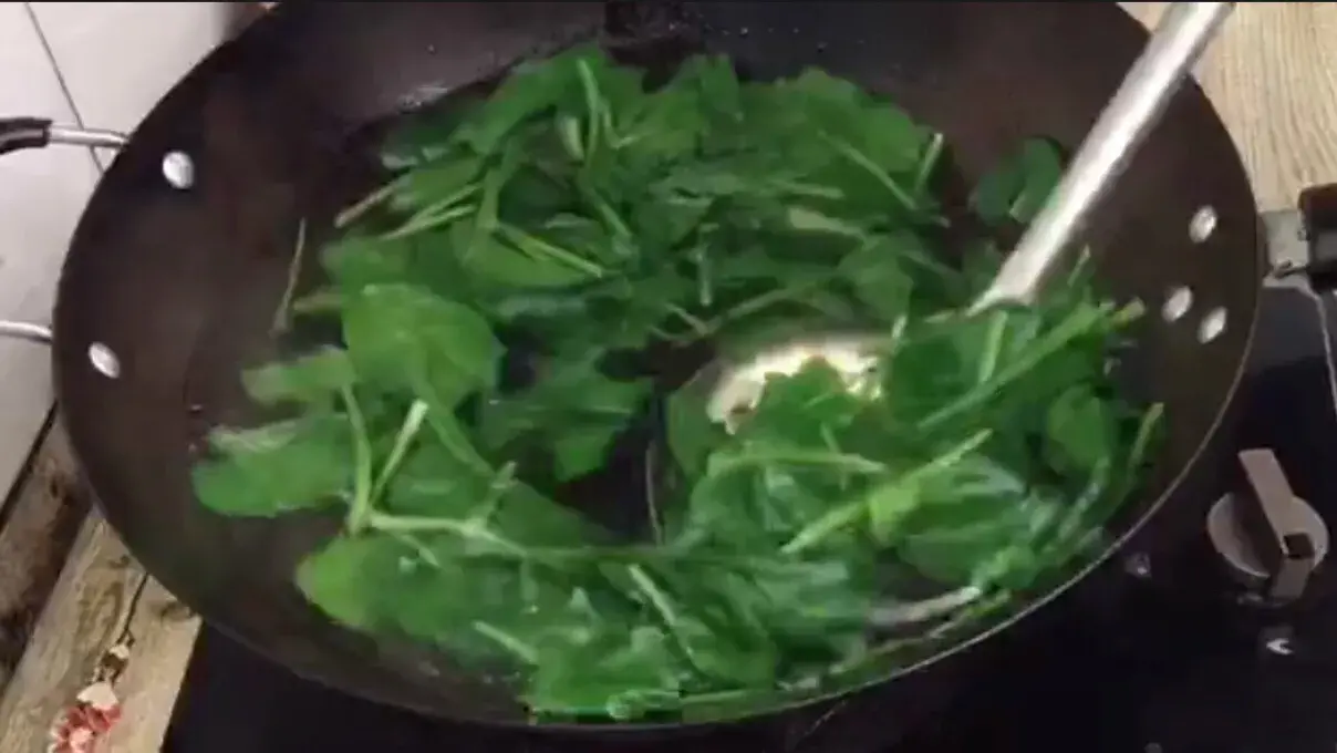菠菜炒腐竹的家常做法 ，嫩滑爽口，超级简单又好吃！