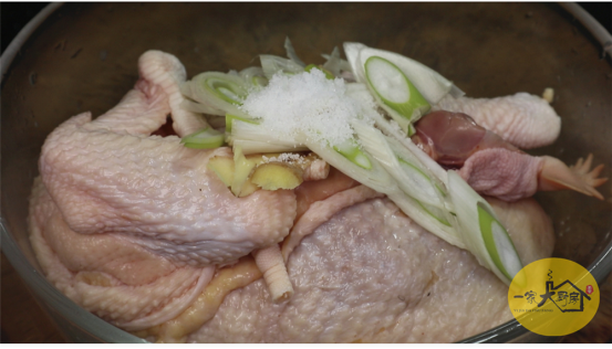 正宗隔水蒸鸡的做法分享，皮脆肉嫩，咸香味美，比烧鸡还好吃