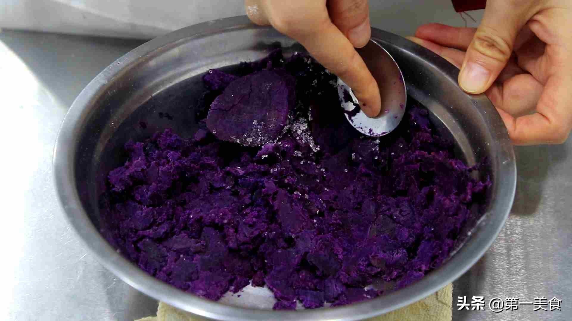 紫薯馒头的做法和配方： 2个紫薯，1碗面粉，2块钱的成本，香甜柔软