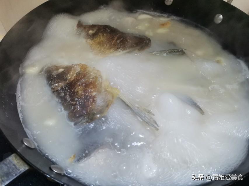 清汤水煮鱼的做法： 奶白色的汤汁，鲜嫩的鱼肉，这样做的水煮鱼才够香