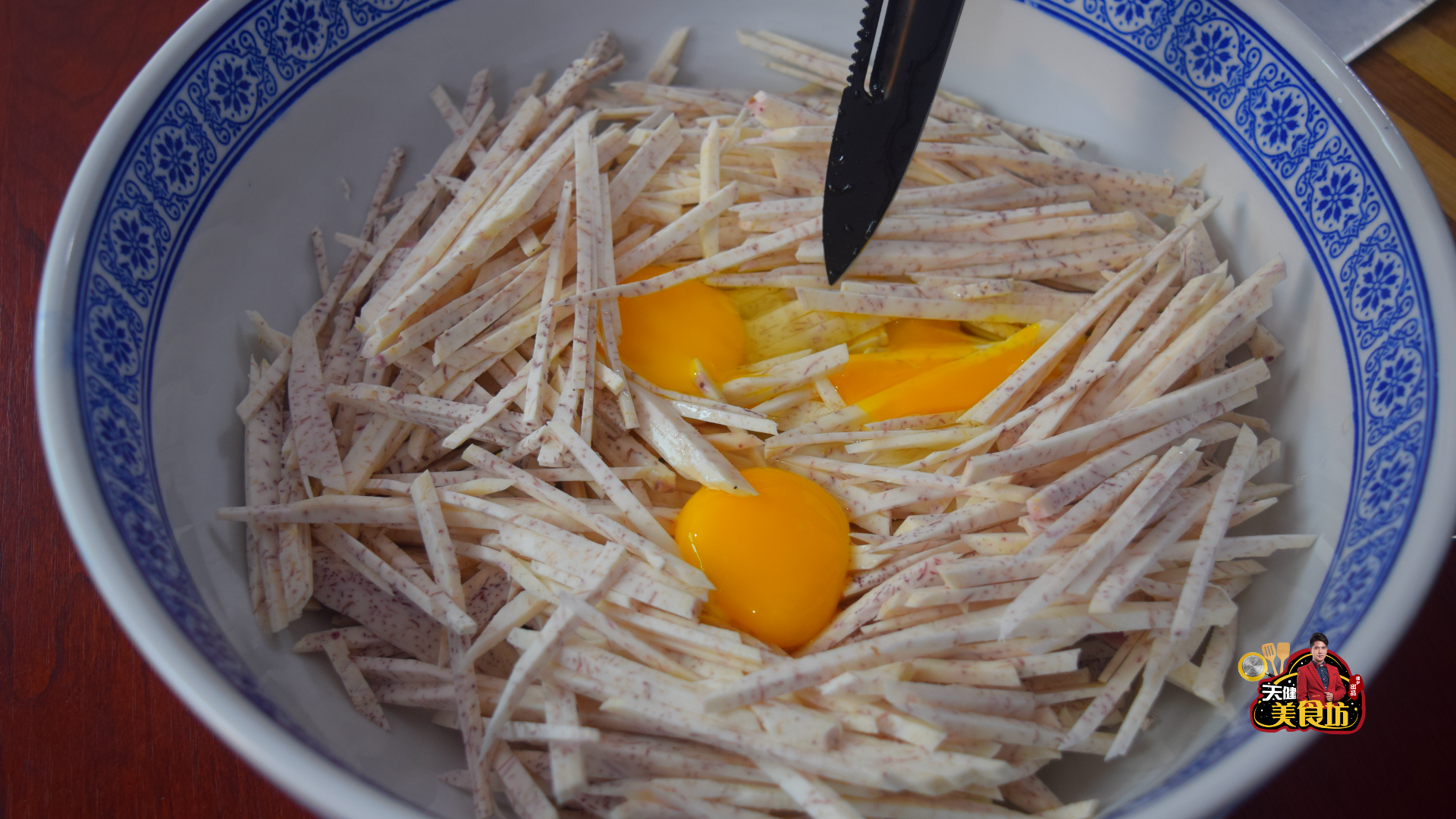 芋头怎么做好吃家常做法 ，加上3只鸡蛋，不炖不煮，软糯美味，特别好吃
