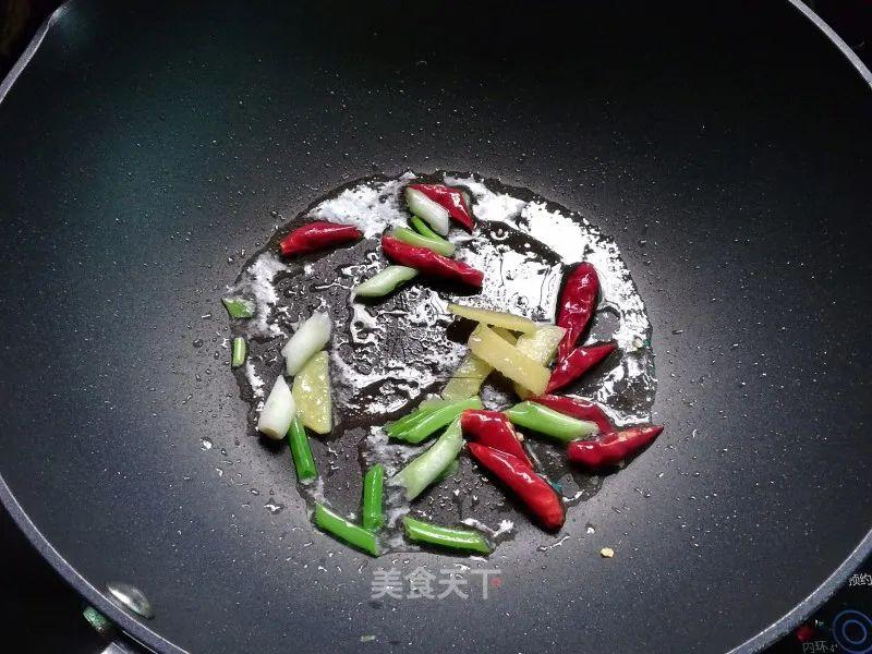 东北酸菜肉片的家常做法 ：地道东北菜，肥而不腻，酸辣开胃