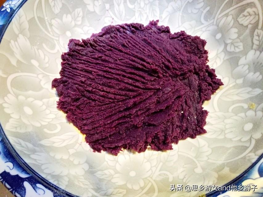 紫薯丸子的两种做法窍门，蒸的软糯健康，炸的脆软味香，你喜欢哪一个