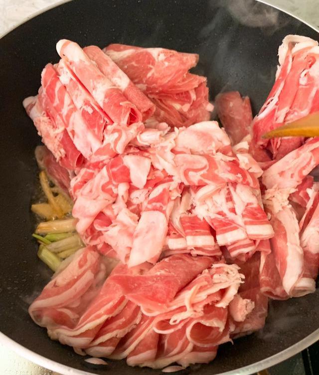 羊肉怎么炒好吃又简单的做法 ？教你一招，羊肉滑嫩、鲜香不膻