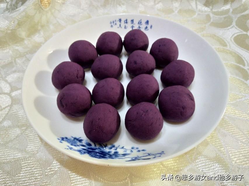 紫薯丸子的两种做法窍门，蒸的软糯健康，炸的脆软味香，你喜欢哪一个