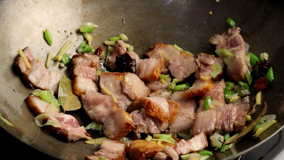 白菜炖猪肉粉条的做法，先放白菜还是猪肉？都不对，大厨教你正确做法