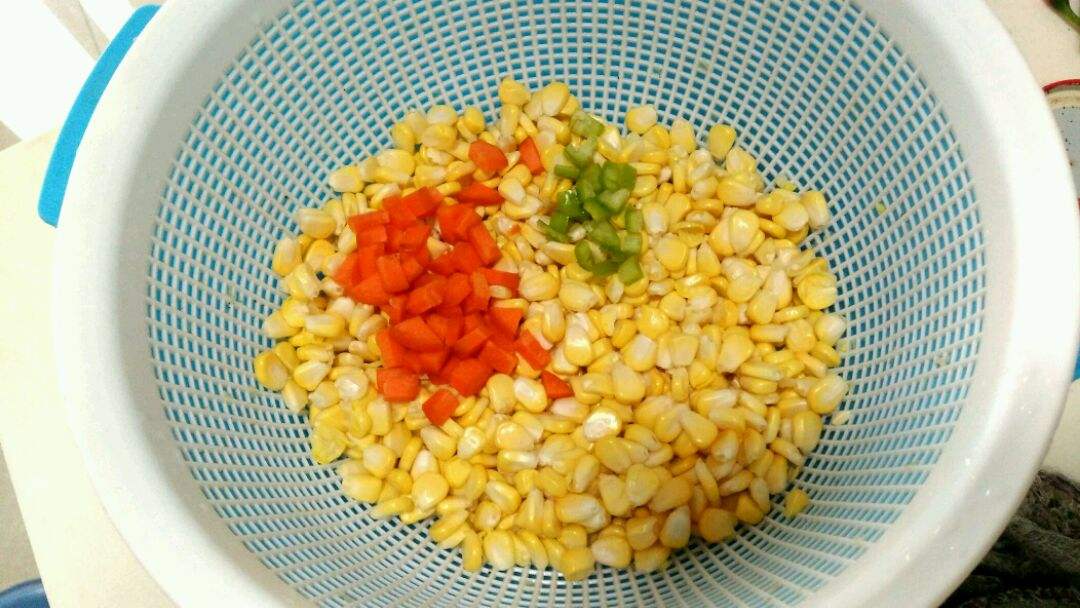 胡萝卜丁炒玉米粒的做法，这道菜的色泽鲜艳，可以尝试