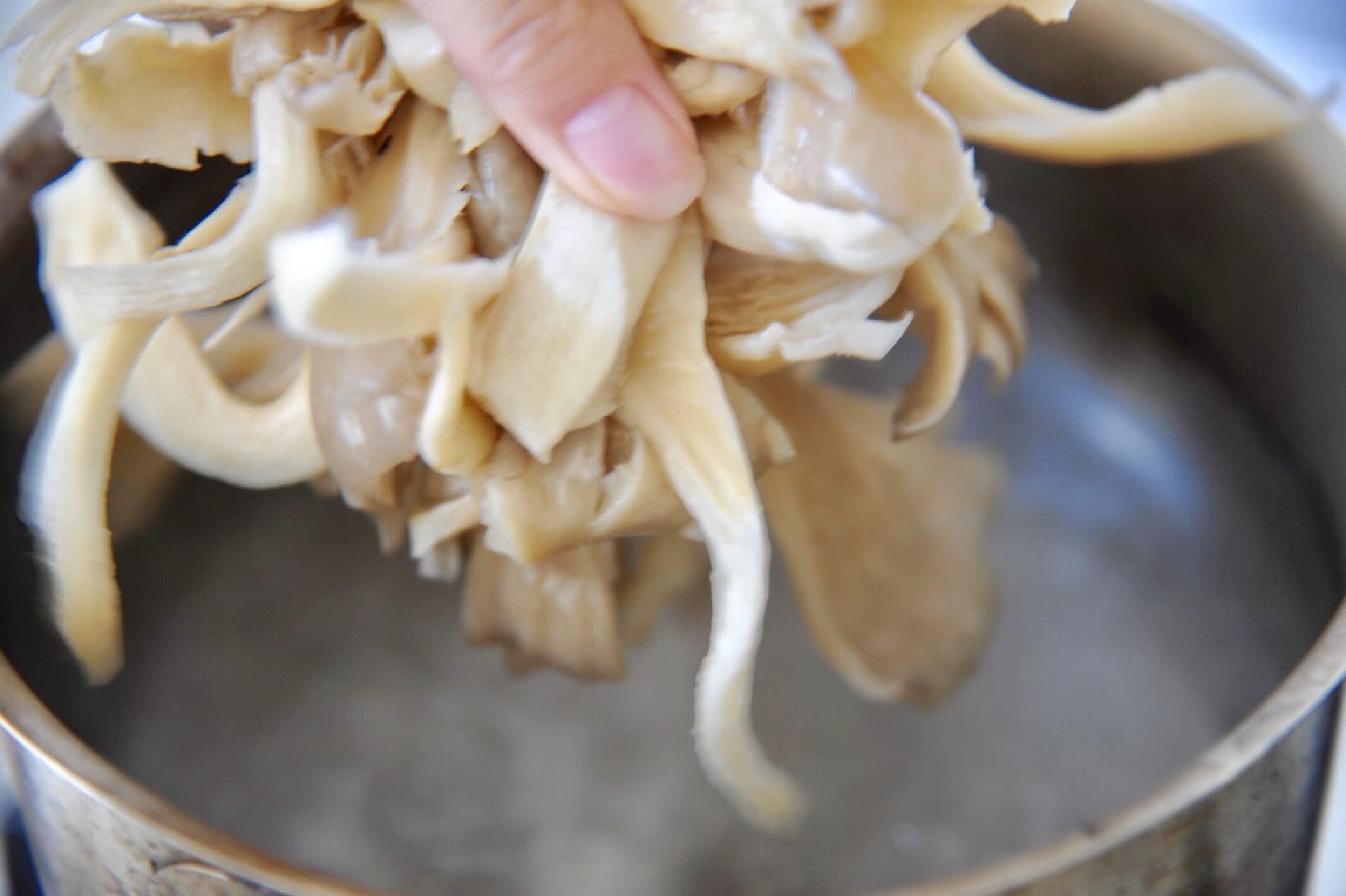 炸蘑菇到底用不用焯水？掌握正确做法，保证蘑菇又香又酥脆